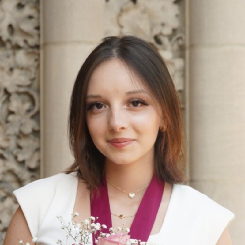 Profile Picture of Veronica Pimenova smiling.